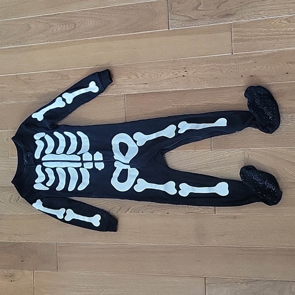 Gap Long Sleeve Footie Pajamas‎ One Piece Skeleton Costume Glow in the Dark 2T